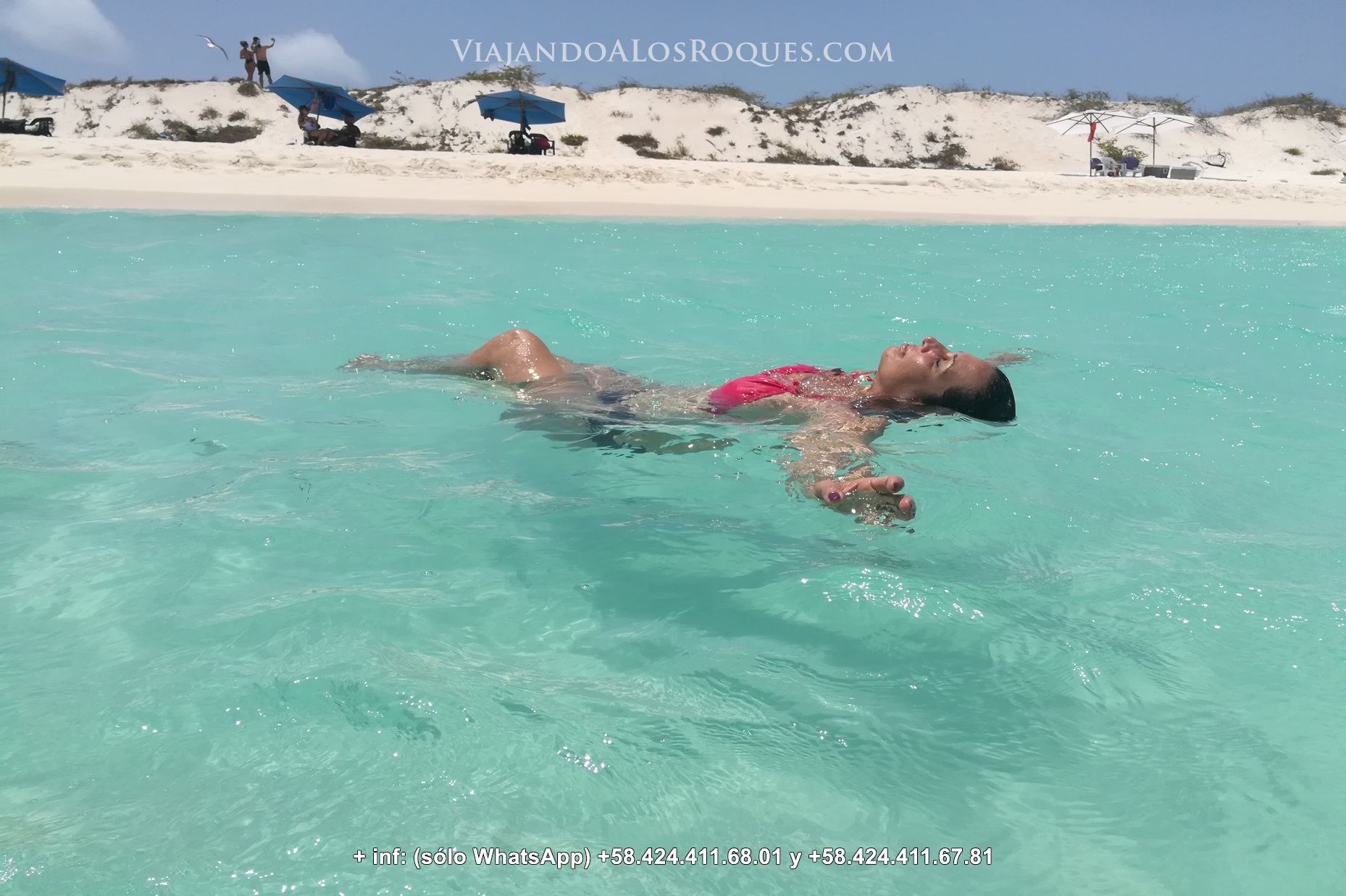 Cayo-de-agua-los-roques-flotando-agua