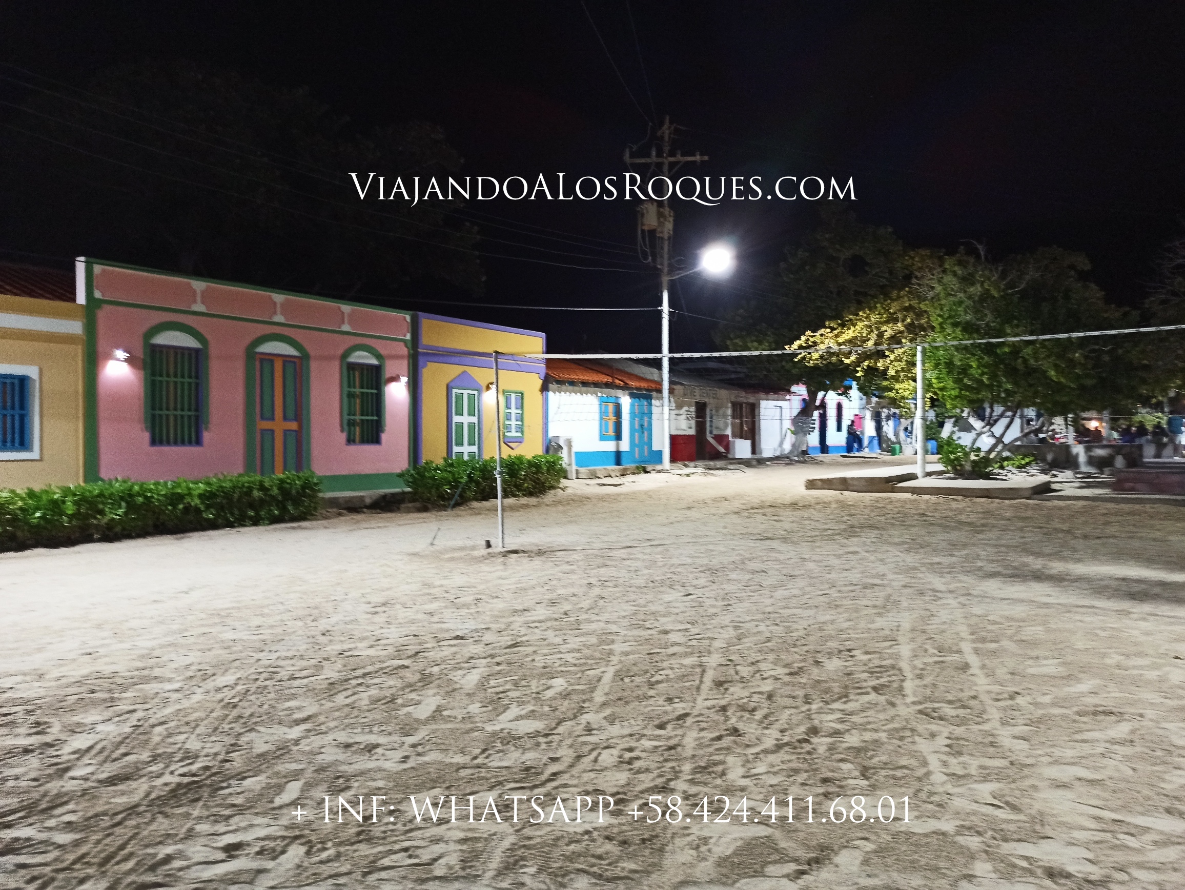 Vista-nocturna-al-fondo-observa-plaza-bolivar-gran-roque